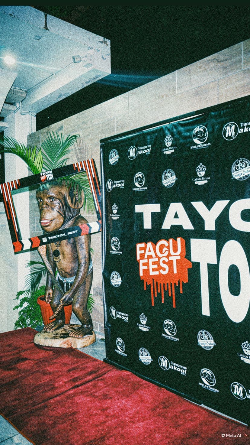 Ambiente de Tayoton Fest con luces y público en movimiento
